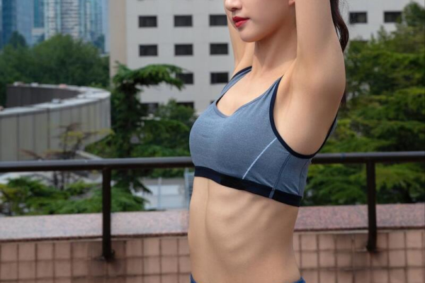 途乐证券 36岁女子晨跑时只穿内衣，被社区大爷怒骂！网友：不怕丢人吗？